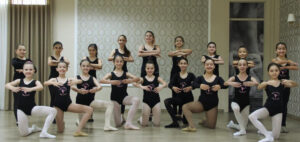 grupo de meninas parado em posição de ballet